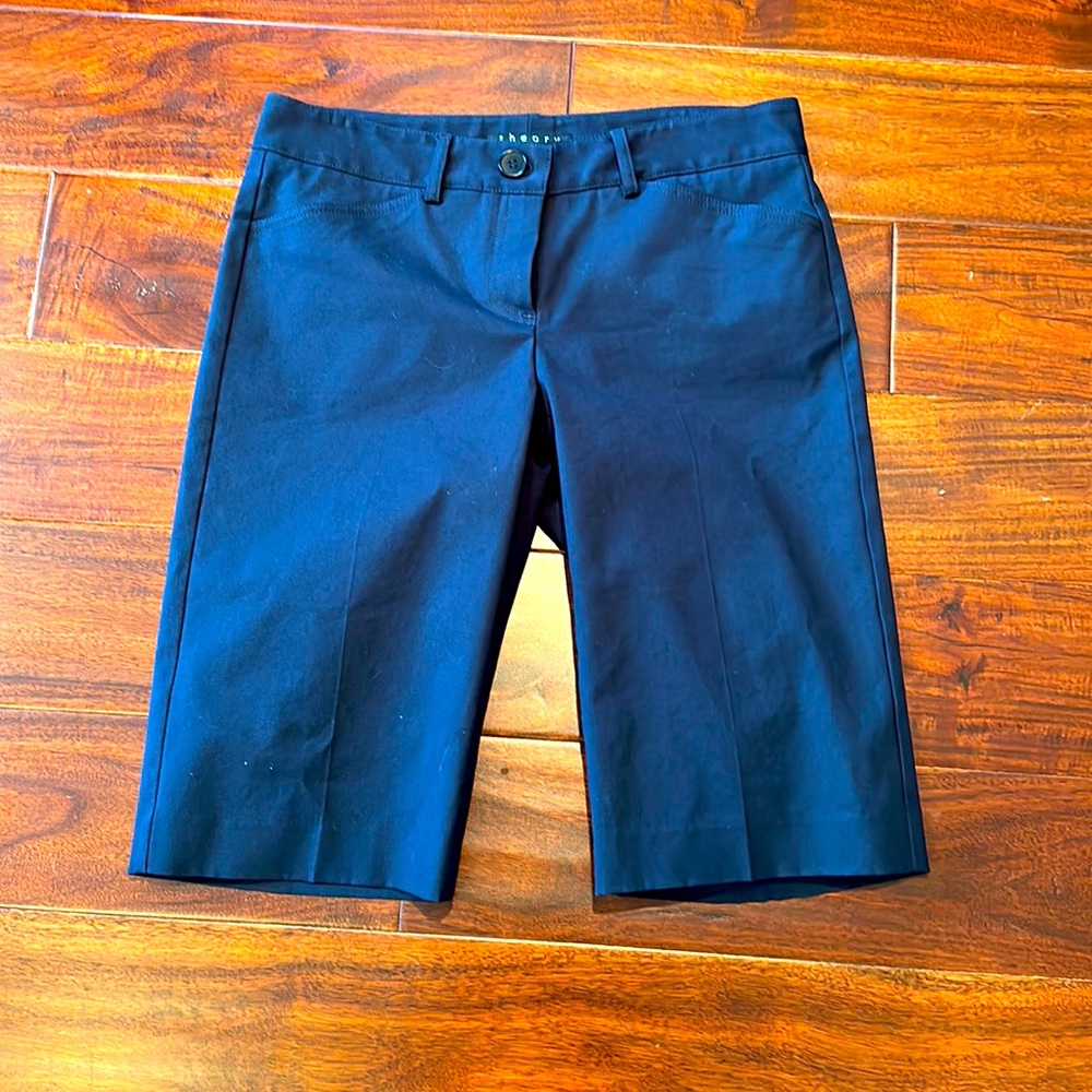 Theory Bermuda dress shorts - never worn size 6 black